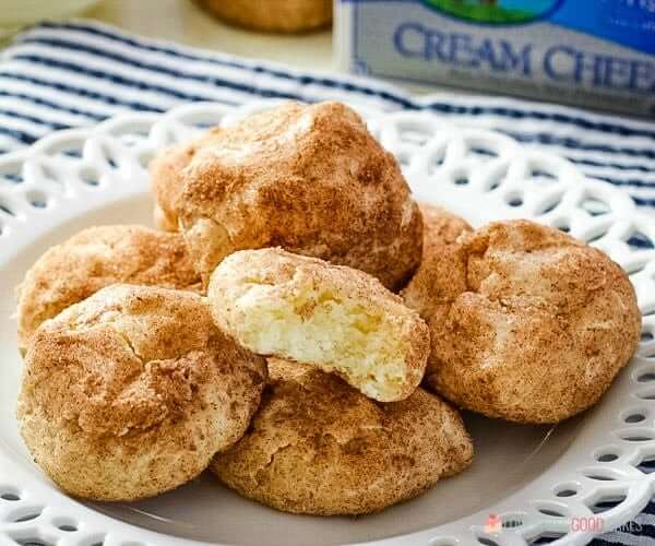  Biscotti Snickerdoodle crema di formaggio ammucchiati su un piatto bianco.