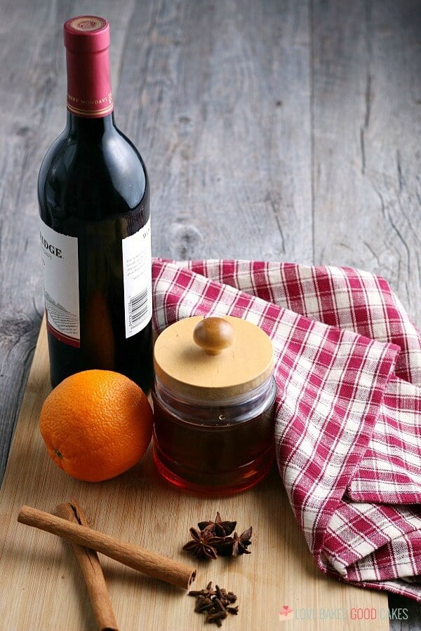 All the ingredients needed for how to make mulled wine. 