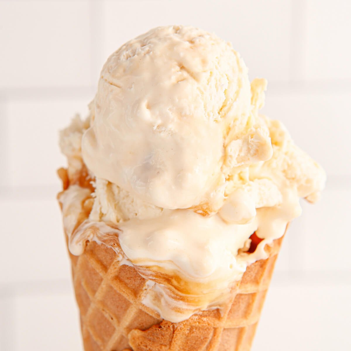 https://www.lovebakesgoodcakes.com/wp-content/uploads/2022/05/no-churn-salted-caramel-icecream-square.jpg