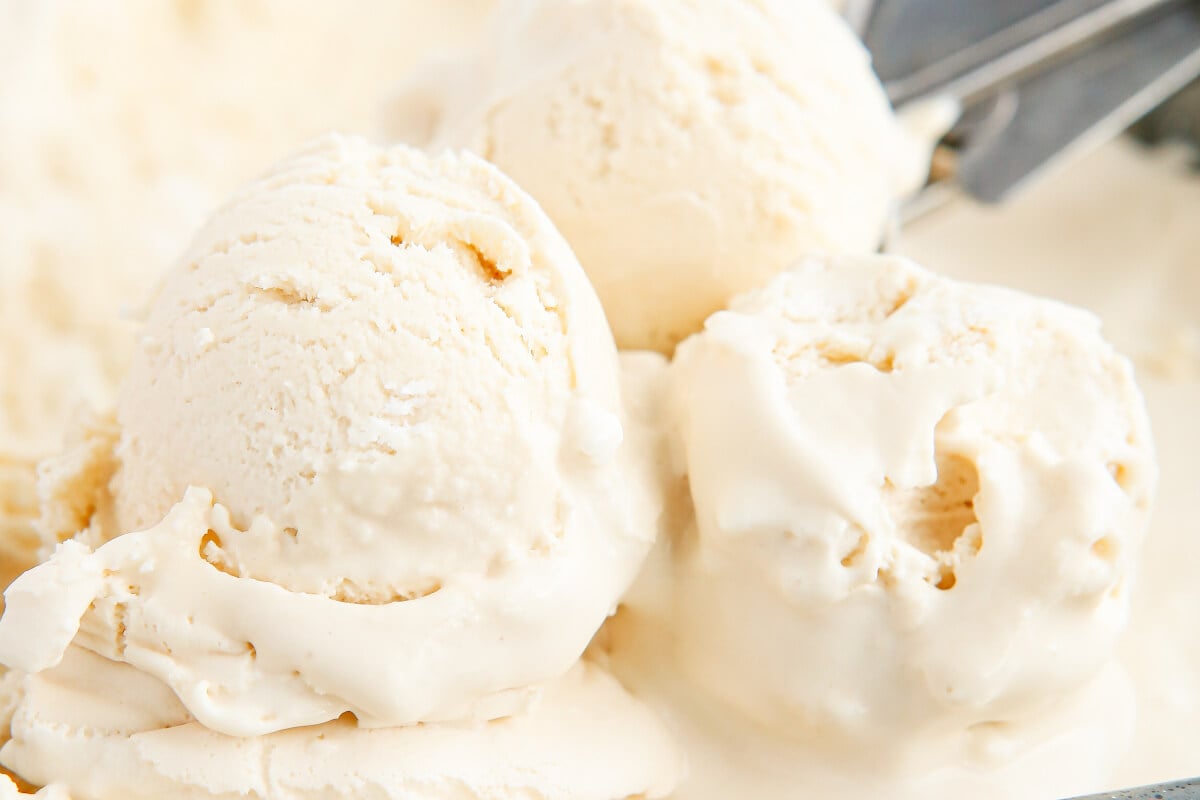 No-Churn Cold Brew Ice Cream - Love Bakes Good Cakes